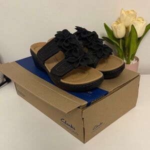 NWT Clarks Black Floral Slide Sandals